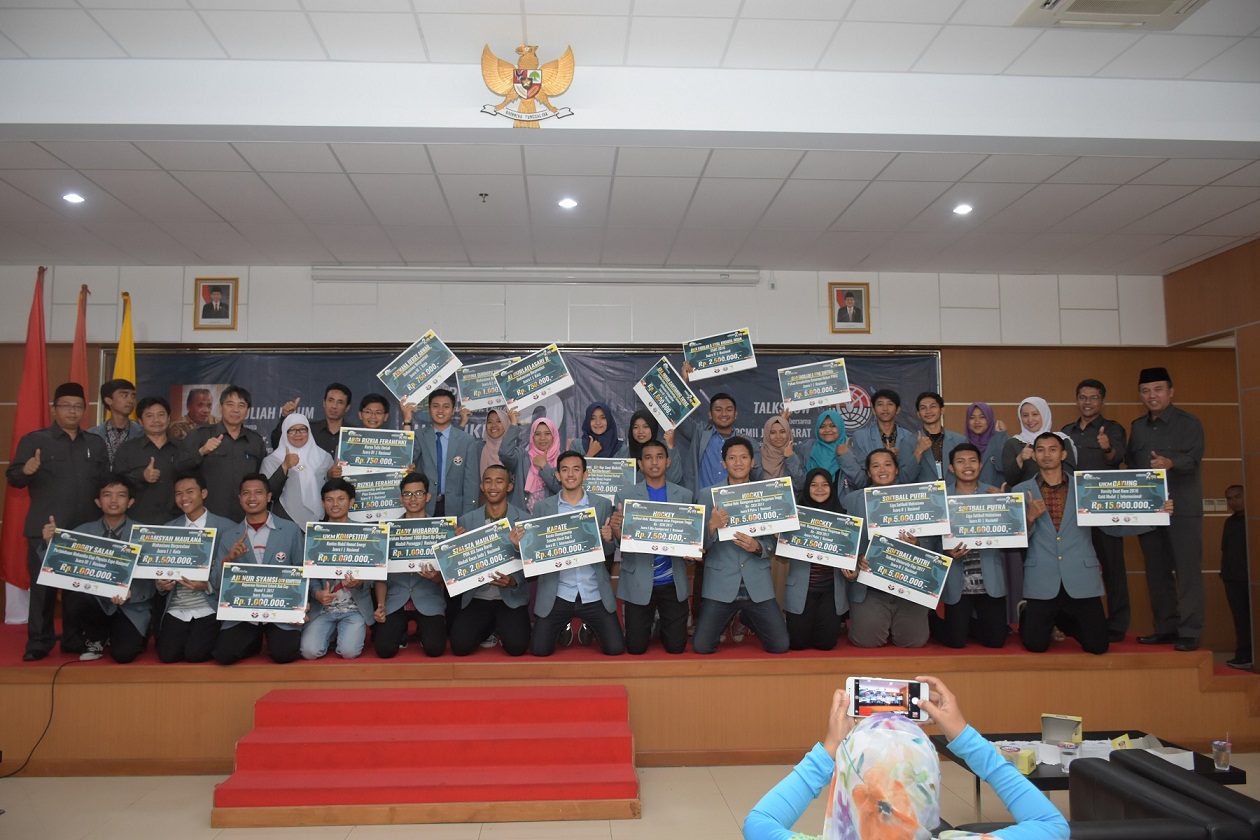 UPI Serahkan Penghargaan Bagi Mahasiswa Berprestasi