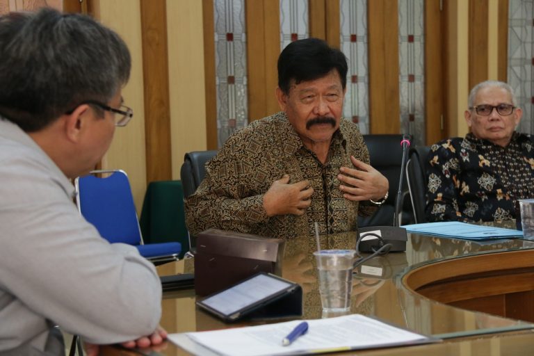Rektor UPI Serahkan NIDK Kepada 5 orang Guru Besar Emeritus