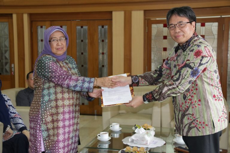 Rektor UPI Serahkan SK Guru Besar kepada Tatat Hartati