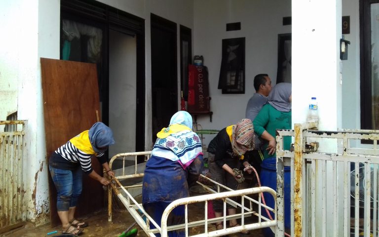 Turunkan 25 Relawan, Mahacita UPI Bantu Banjir Jatihandap