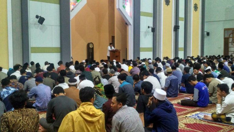 Tarawih Malam Pertama, Ratusan Jamaah Padati Masjid Al Furqon Kampus UPI