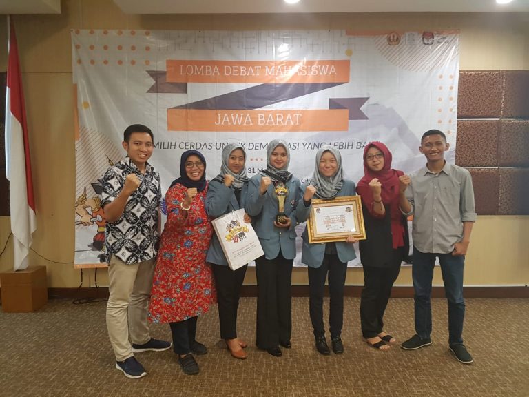 Mahasiswa FPIPS UPI, Juara 2 Kompetisi Debat Politik Mahasiswa Jawa Barat 2018