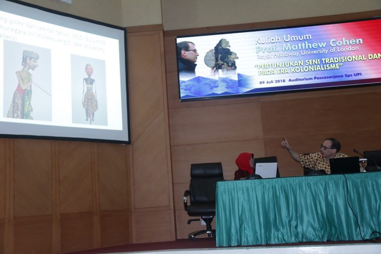 Professor dari Royal Holloway University of London Paparkan Pertunjukan Seni Tradisional dan Modern