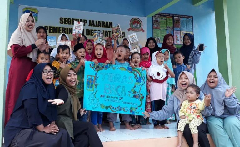 Tingkatkan Literasi: KKN UPI Tasik Gelar Teras Baca di Balai Desa Jatijaya