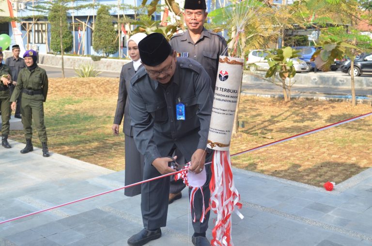 Direktur Kampus UPI Cibiru Resmikan Teater Terbuka