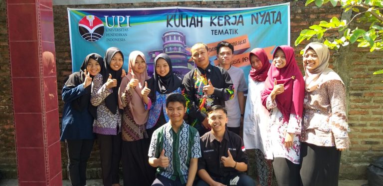 Membimbing Mahasiswa KKN Melalui Kegiatan Monitoring