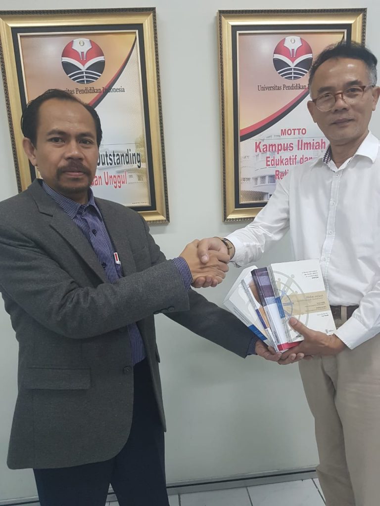 Deni Darmawan Serahkan 17 Judul Buku untuk UPI