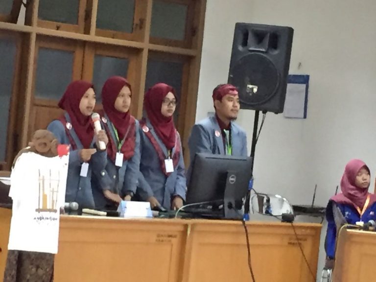 PKM Kewirausahaan UPI Presentasikan Painting Shirt