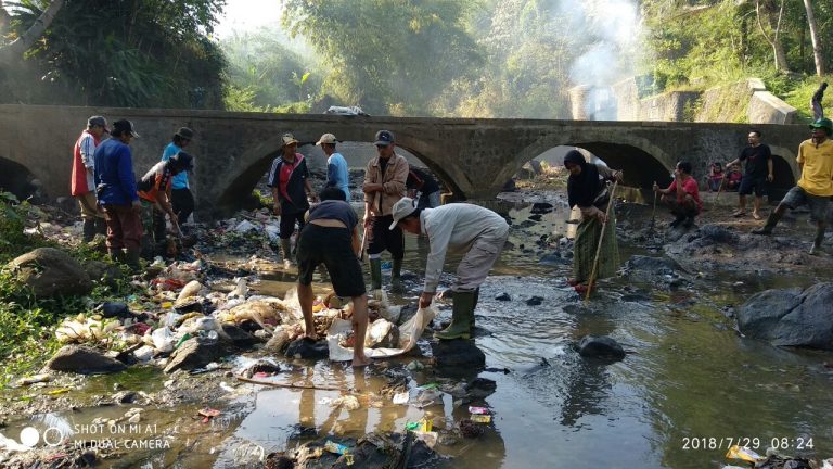 Gerakan Go Clean, Ajak Masyarakat Desa Madalahayu Bersihkan Sampah di Sungai