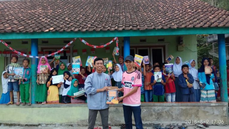 Tingkatkan Literasi, Mahasiswa KKN UPI Kampus Tasik Dirikan Taman Baca