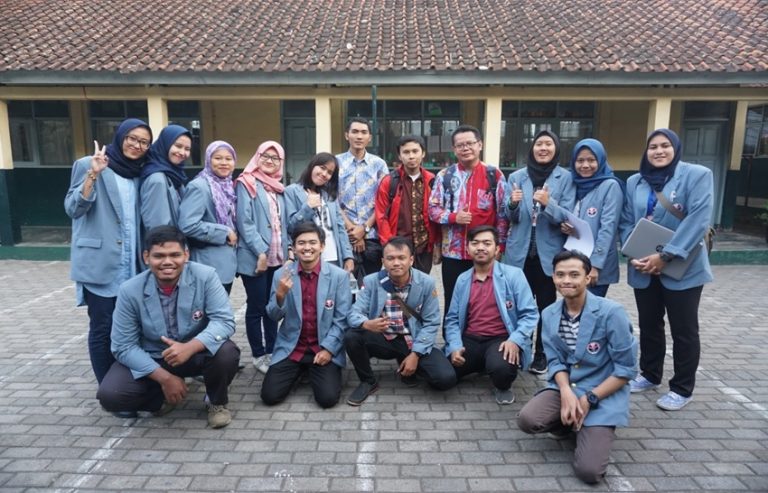 Penjual dan Petani Bunga Desa Cihideung Antusias Ikuti Seminar IT