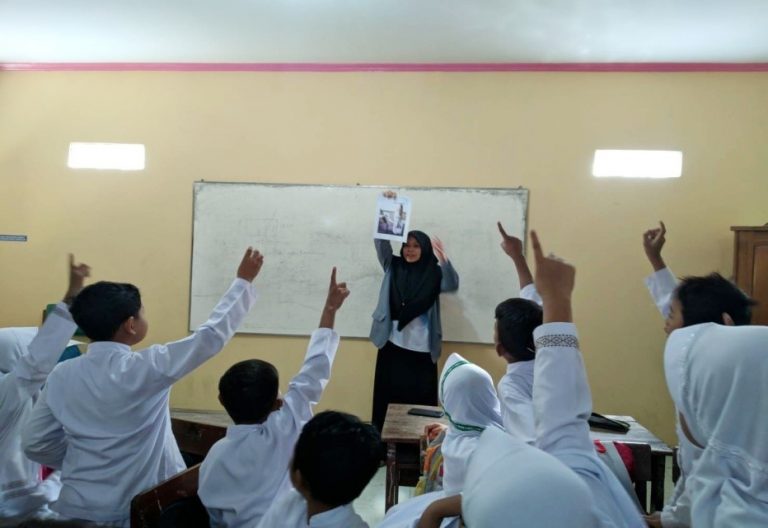 Mahasiswa KKN Tematik Revolusi Mental Sosialisasikan Kesetaraan Gender pada siswa SD se-Desa Kaliwulu