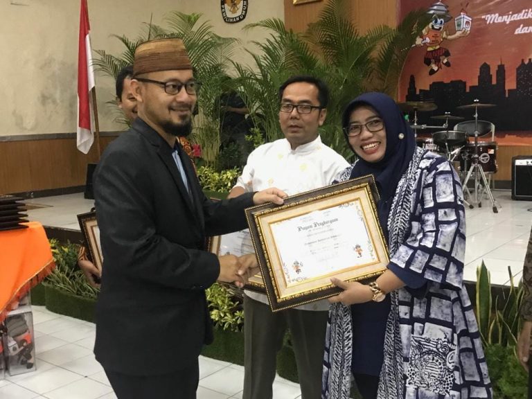 UPI Raih KPU Jabar Award