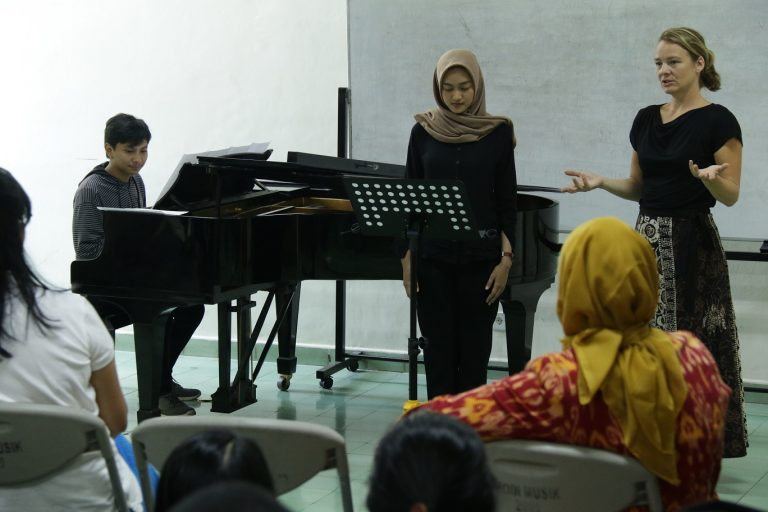 FPSD UPI Selenggarakan Workshop Digital Gamelan, Vocal dan Visiting Professor
