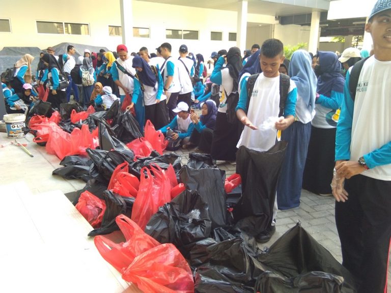 Mahasiswa Baru UPI Kampus Serang Sosialisasikan Kepedulian Lingkungan