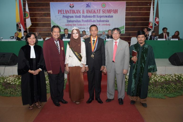 147 Mahasiswa Prodi Keperawatan Diangkat Sumpah Perawat