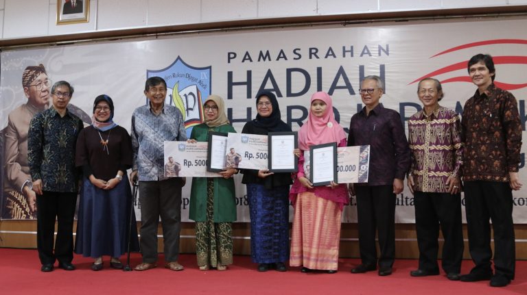 Yayasan Rancage Berikan Penghargaan Kepada Tiga Guru Bahasa Sunda