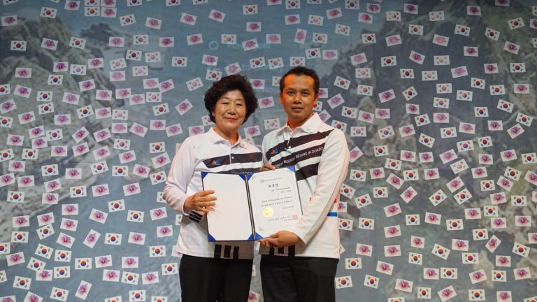 Ketua Prodi Pendidikan Bahasa Korea FPBS UPI Terima Sertifikat Pengesahan Wakil Delegasi Tim Promosi Pulau Dokdo Korea dari The Korea Freedom Federation Indonesia Branch