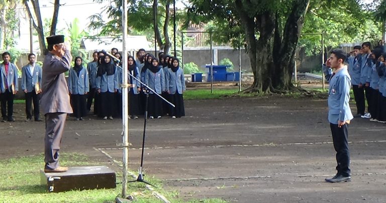 UPI Kampus Tasikmalaya Melaksanakan Upacara Bendera Hari Pahlawan