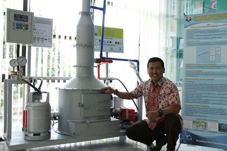 Implementasi KKN Pembelajaran Kolaboratif Hasilkan Incinerator Ramah Lingkungan