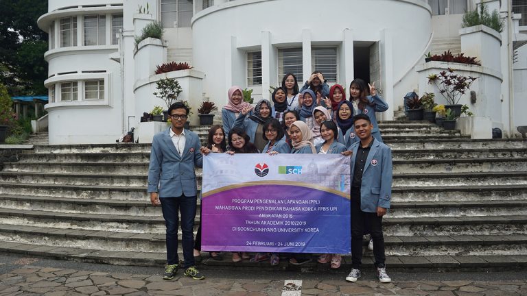 REKTOR UPI MELEPAS 23 MAHASISWA PRODI PENDIDIKAN BAHASA KOREA PPL KE KOREA