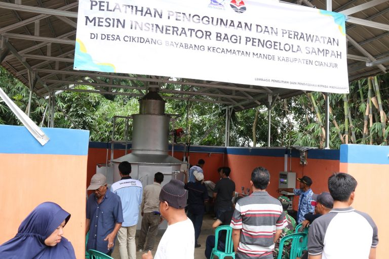 28 warga Desa Cikidang Bayabang Ikuti Pelatihan Penggunaan dan Perawatan Incinerator