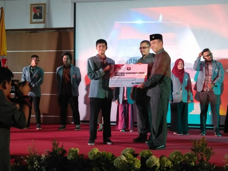 Muhamad Rafi Anggara Juara 1 Pilmapres UPI 2019