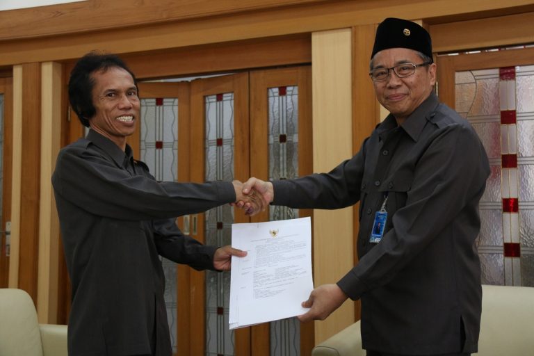 Parlindungan Sinaga Terima SK Guru Besar Bidang Ilmu Pendidikan Fisika