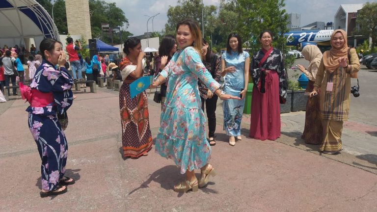 Mahasiswi Asing UPI Meriahkan Hari Kartini di Karawang