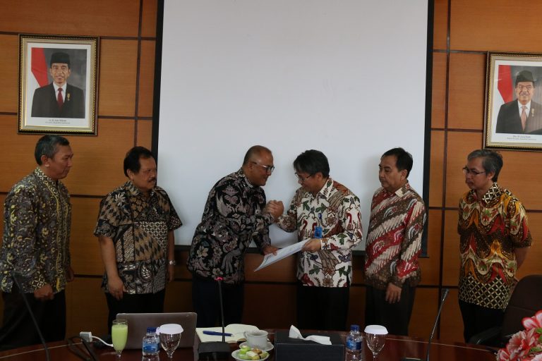 KPP Pratama Bandung Bojonagara Serahkan Surat Penetapan UPI Sebagai PKP