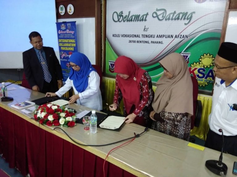 2 Mahasiswa DPTE FPTK UPI Presentasikan Gagasan TVET Issues