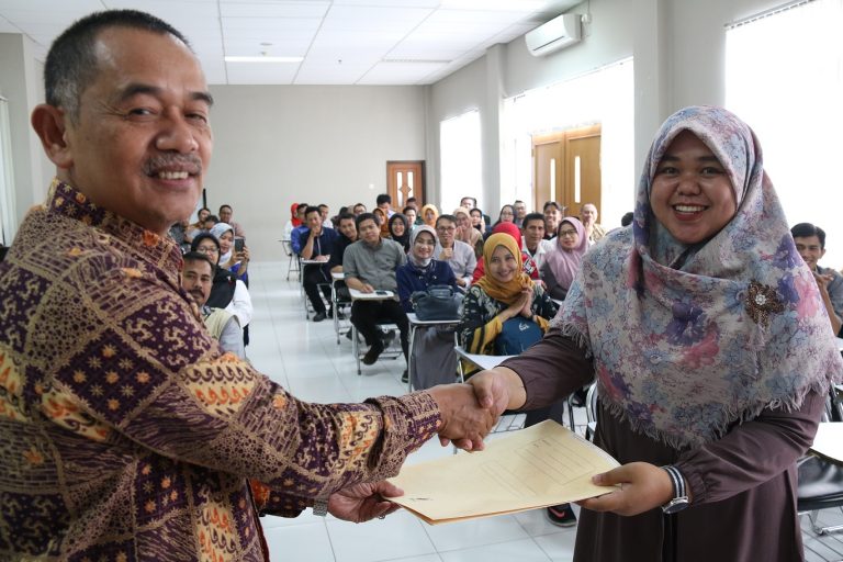74 Pegawai UPI Terima SK PT