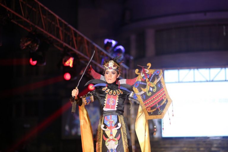 Mahasiswa Prodi Pendidikan Tata Busana Gelar Devasana: Boundless 2019