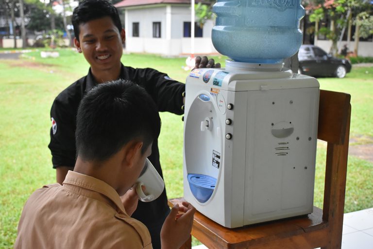 “Dispenser Berbicara” Hasil Inovasi Mahasiswa KOMPOR UPI Untuk Penyandang  Disabilitas Tunanetra