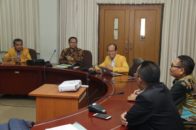 Tim Penyusun Rensra UNP Kunjungi UPI