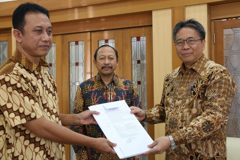 Andi Suhandi Terima SK Guru Besar Bidang Ilmu Fisika
