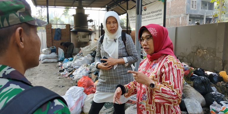 Program KKN Tematik Citarum Harum dan KKN Tematik Kewirausahaan Berkolaborasi Tangani Sampah