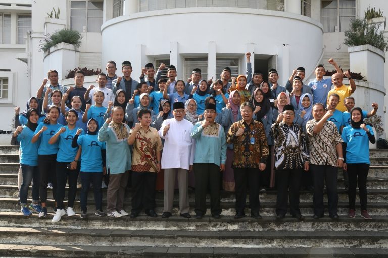 Rektor UPI Lepas Tim MTQMN XVI dan Tim Futsal UPI     