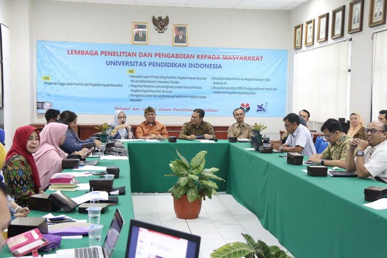 Pusat Penelitian dan Pengembangan EKKIP LPPM UPI Bahas Parekraf di Jawa Barat