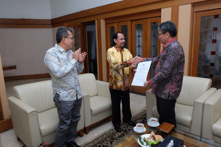 Deni Darmawan Terima SK Guru Besar Bidang Ilmu Komunikasi Pendidikan