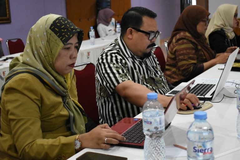 DOSEN BERKOLABORASI DENGAN GURU MENGAJAR DI SEKOLAH