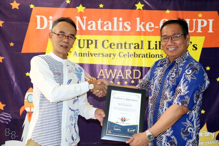 Prof. Suwatno Sumbang 7 Judul Buku Ke Perpustakaan UPI
