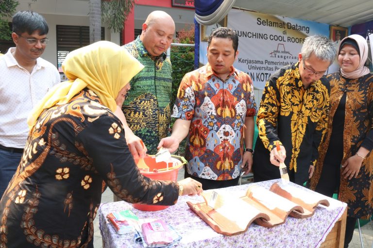 Wakil Rektor Bidang Riset, Kemitraan, dan Usaha UPI Hadiri Launching Pengecatan dengan Coating Coolroofs