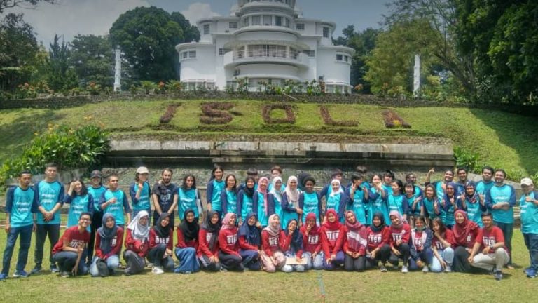 The International Students of UPI Play Indonesian Traditional Games