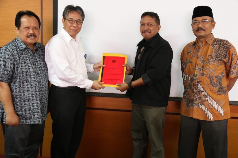 Rektor UPI Serahkan RKAT 2020 Unit Kerja