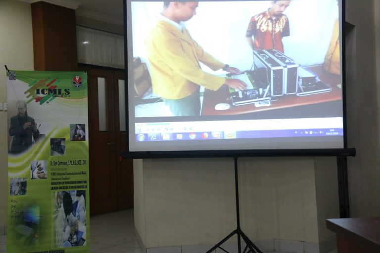 Prof. Deni Darmawan Presentasikan Miniatur Laboratorium yang Mobile