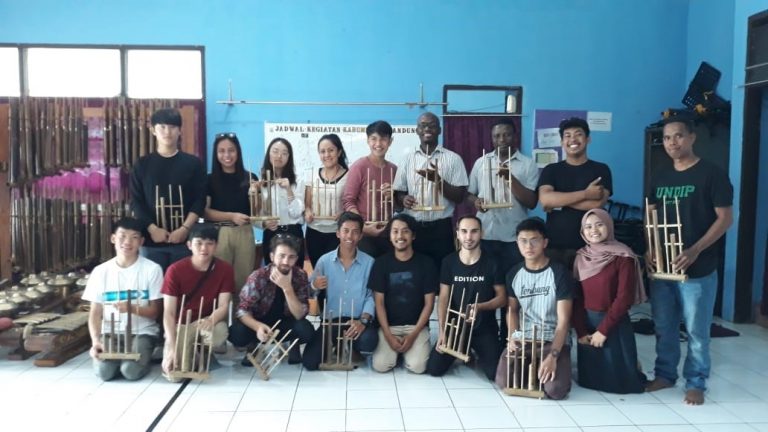 AN ANGKLUNG WORKSHOP WITH INTERNATIONAL STUDENTS