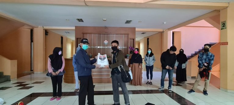 FPEB beserta Prodi Pendidikan Akuntansi dan Manajemen Berikan Sembako untuk Mahasiswa