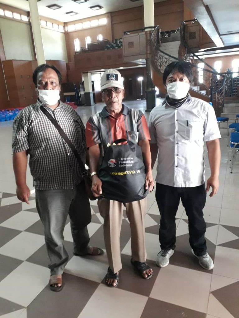 UPI Siaga Covid-19 Berikan Sembako Kepada RW 05 Negla