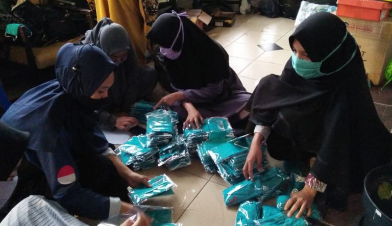 Mahasiswa Tata Busana dan PKK Produksi 10.000 Masker Gratis